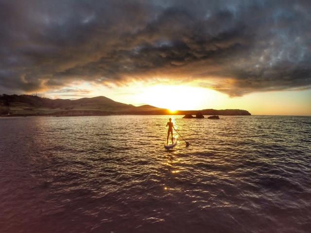 SUP bei Sonnenuntergang 